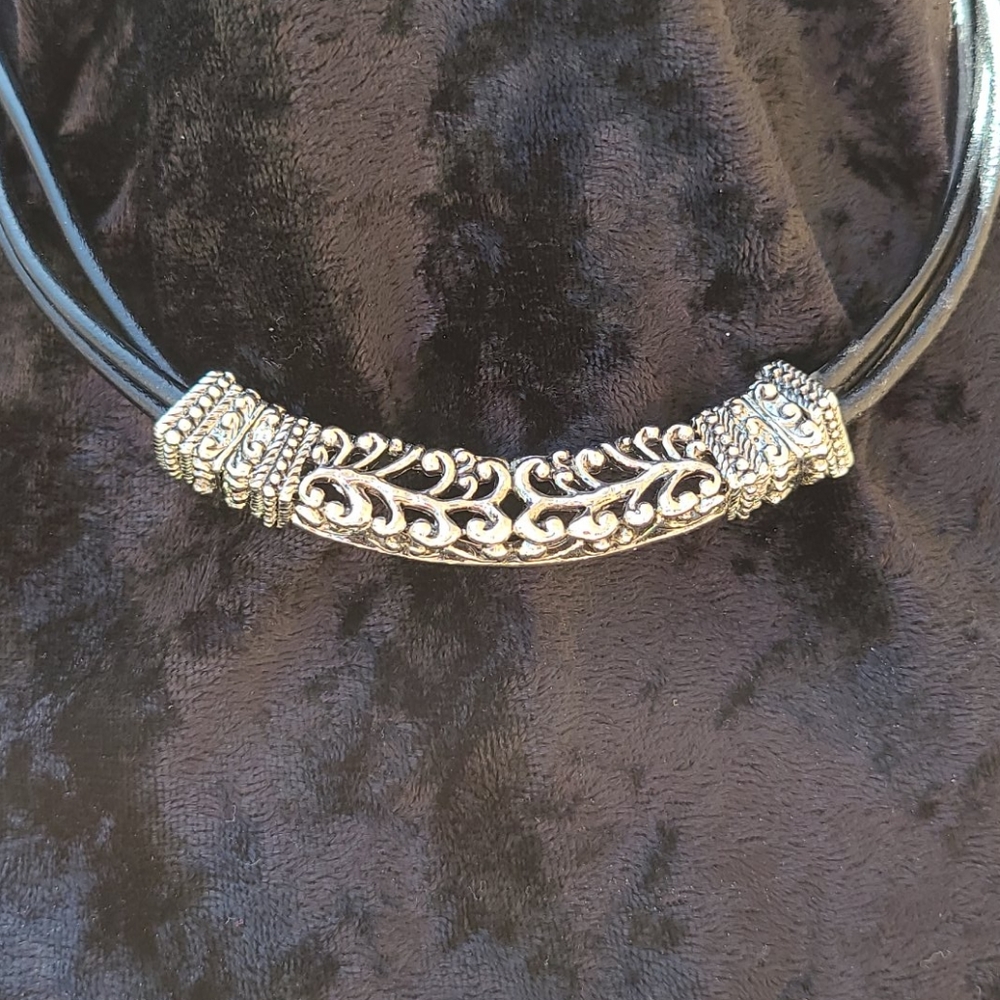 🌸 4/$50 Leathered necklace with silver detail